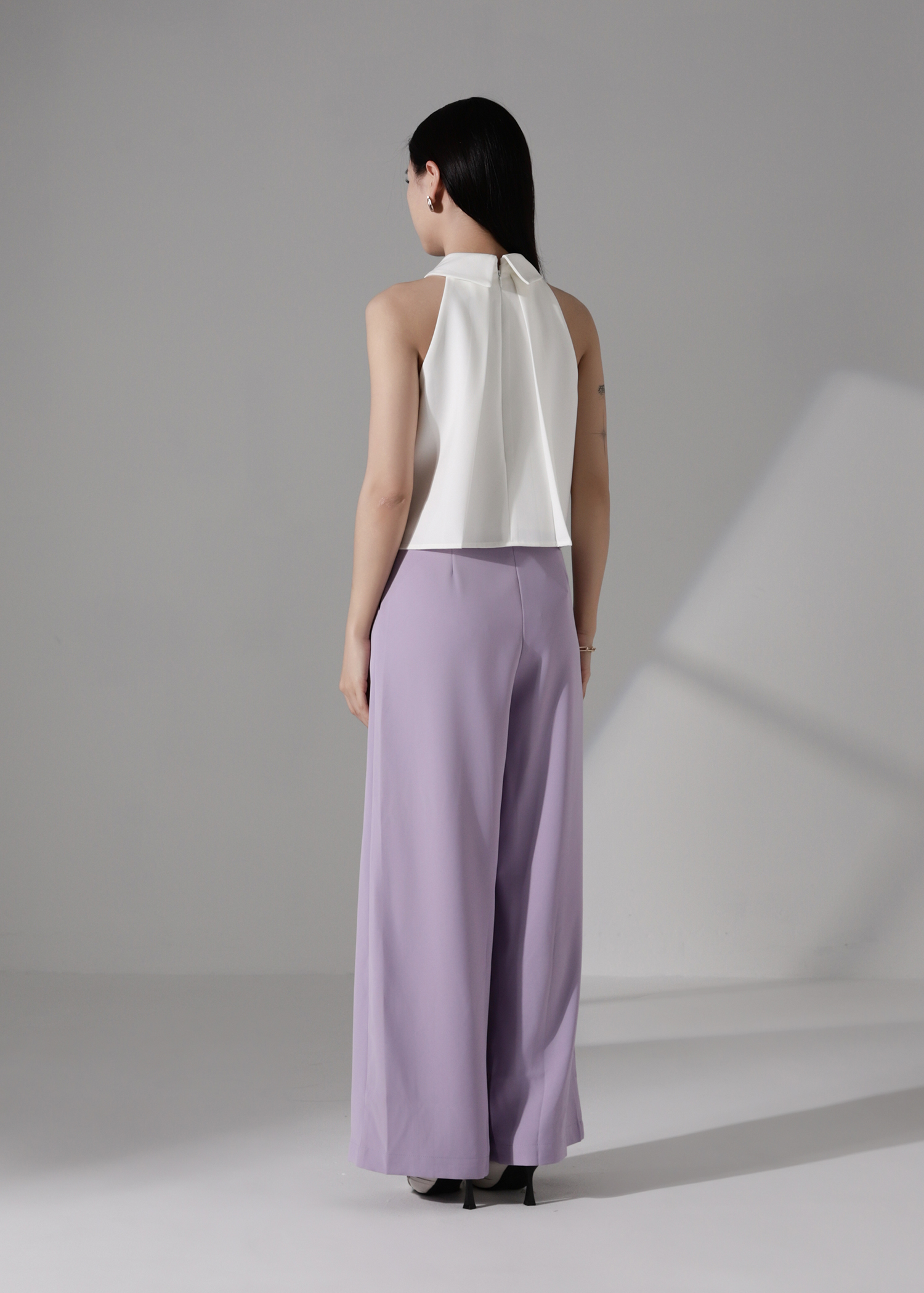 Sleeveless halter neckline with a structured Top AC184
