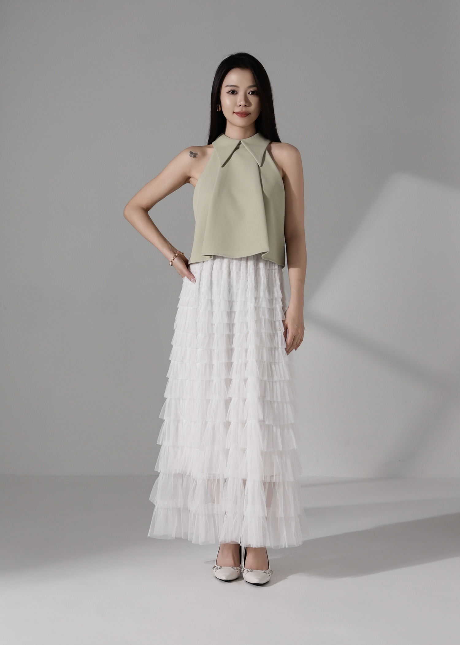 Sleeveless halter neckline with a structured Top AC184