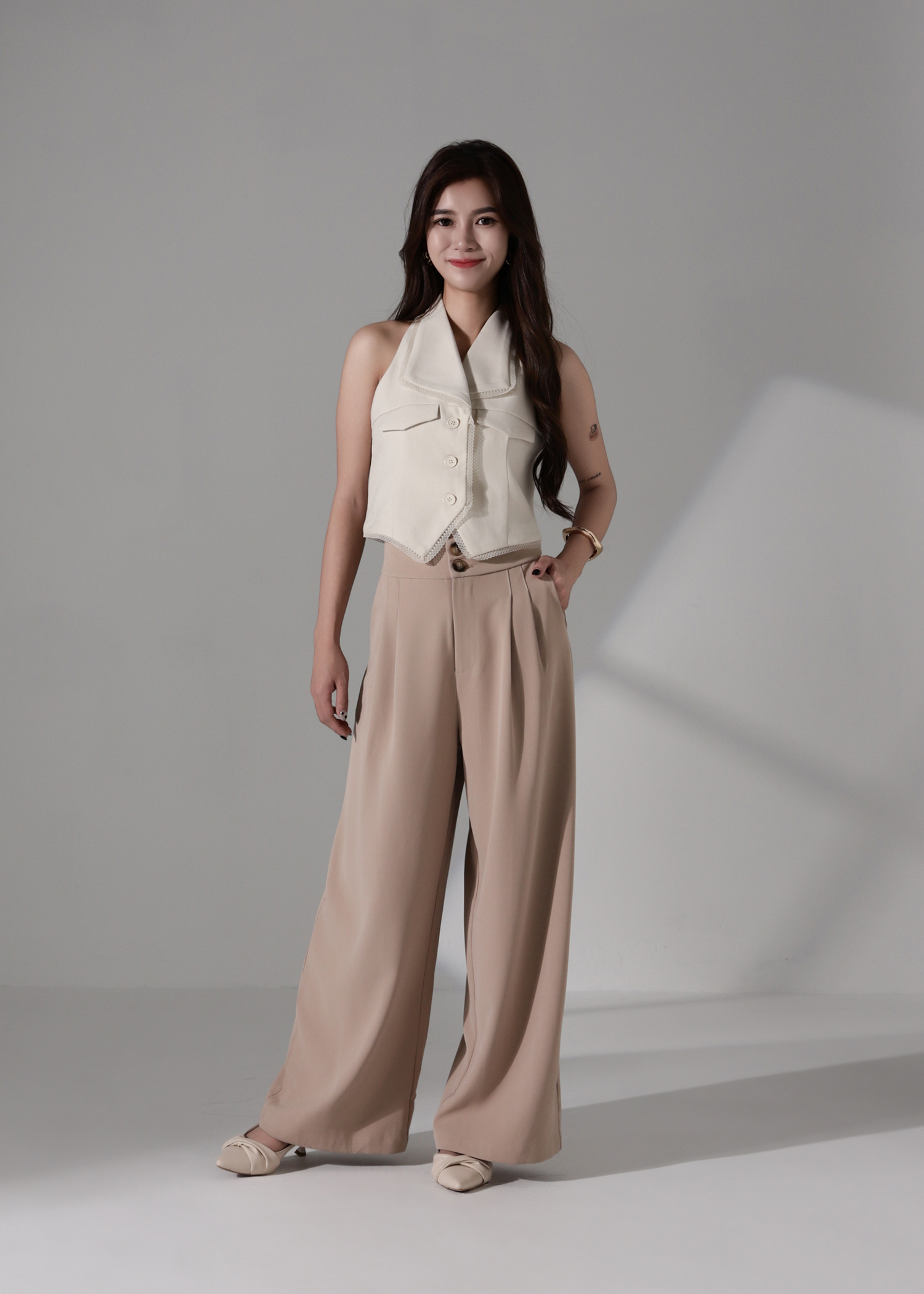 Sleeveless halter style vest AC186