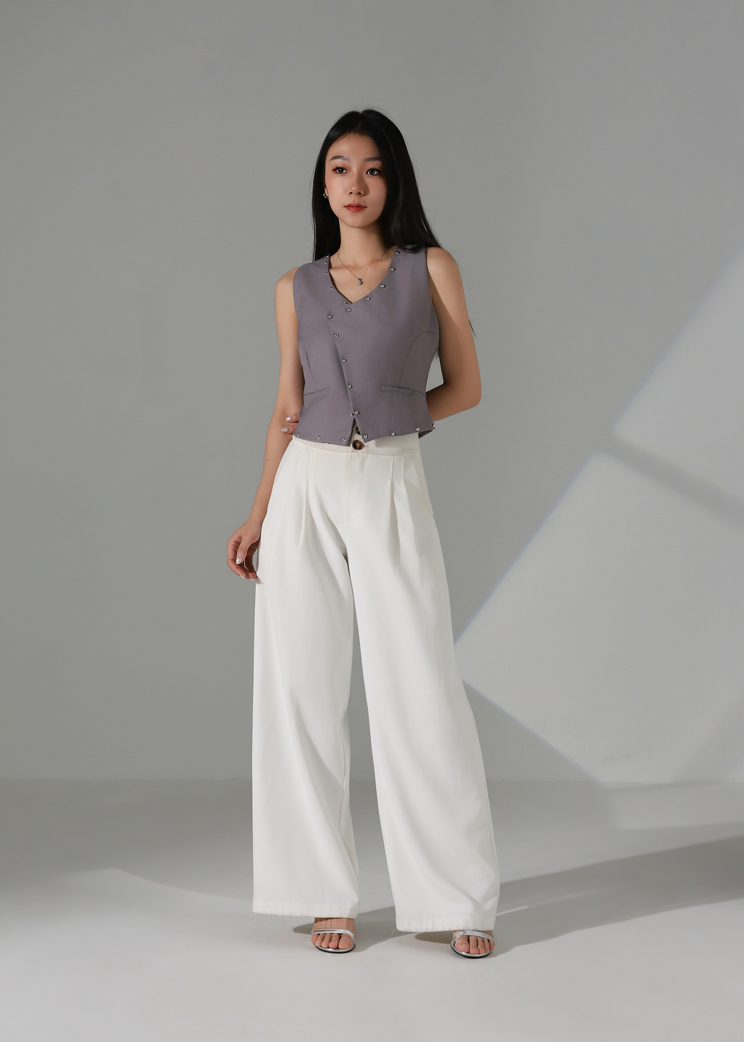 Sleeveless Decorative Pearl Top AC378