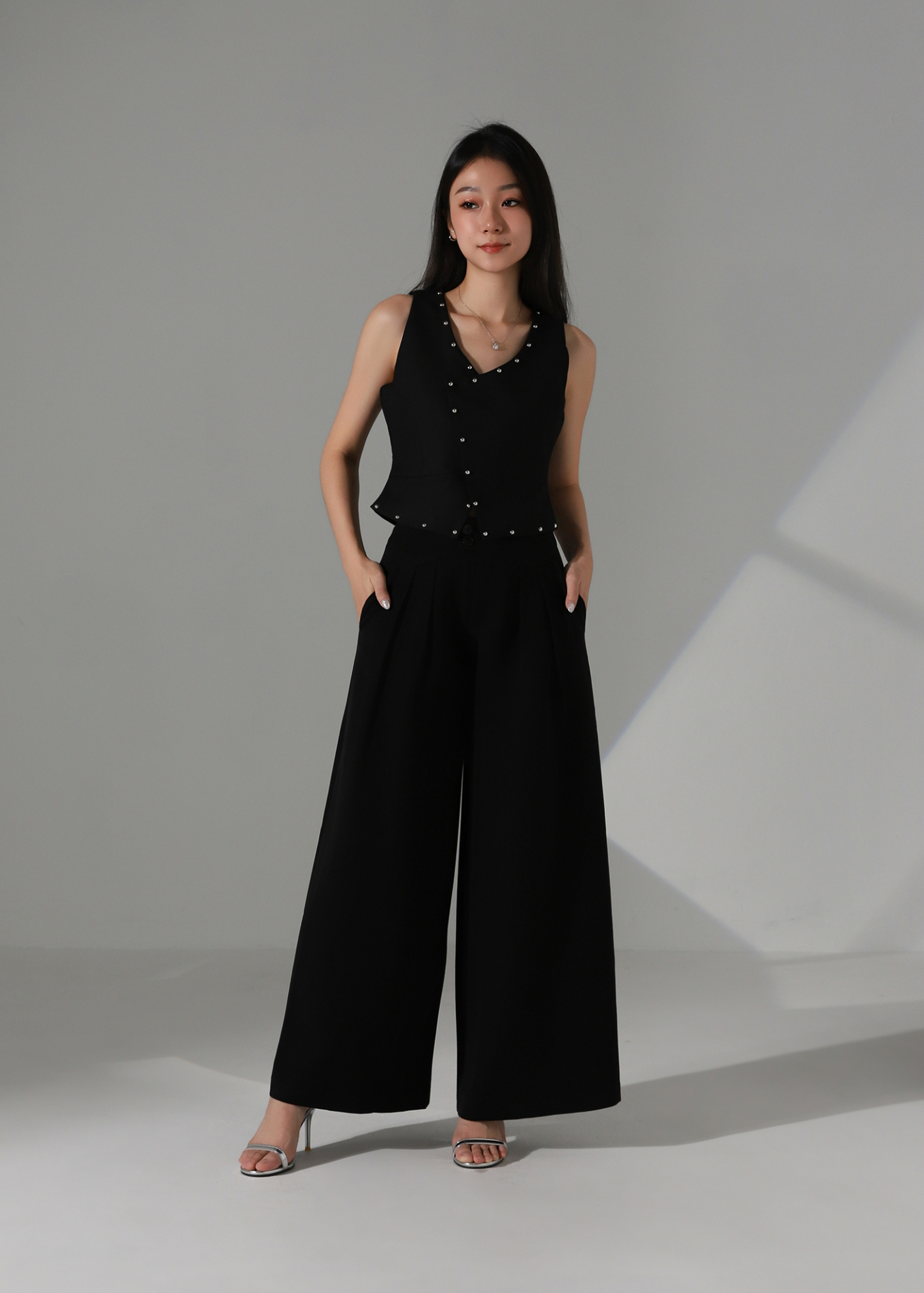 Sleeveless Decorative Pearl Top AC378