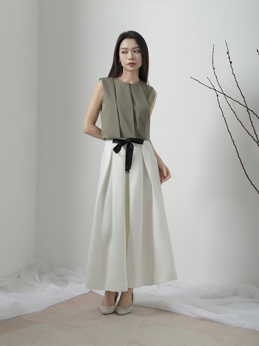 Sleeveless Back Zip Pleated Top AC135