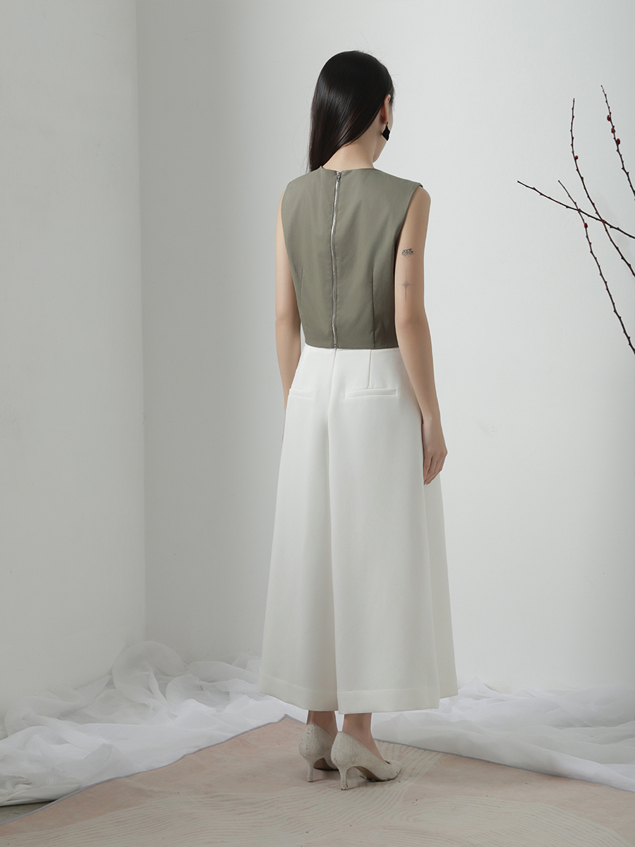 Sleeveless Back Zip Pleated Top AC135