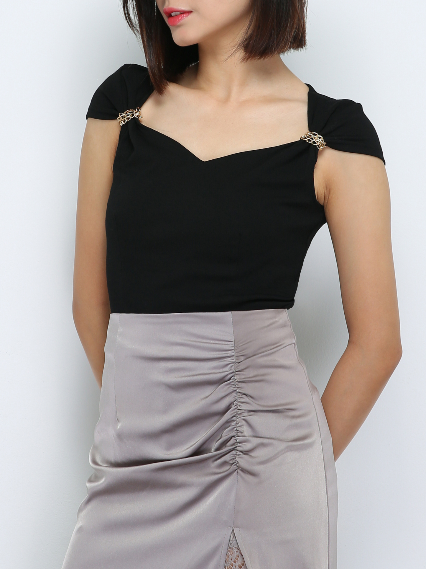 Sleeveless Sweetheart Neck Top 33989