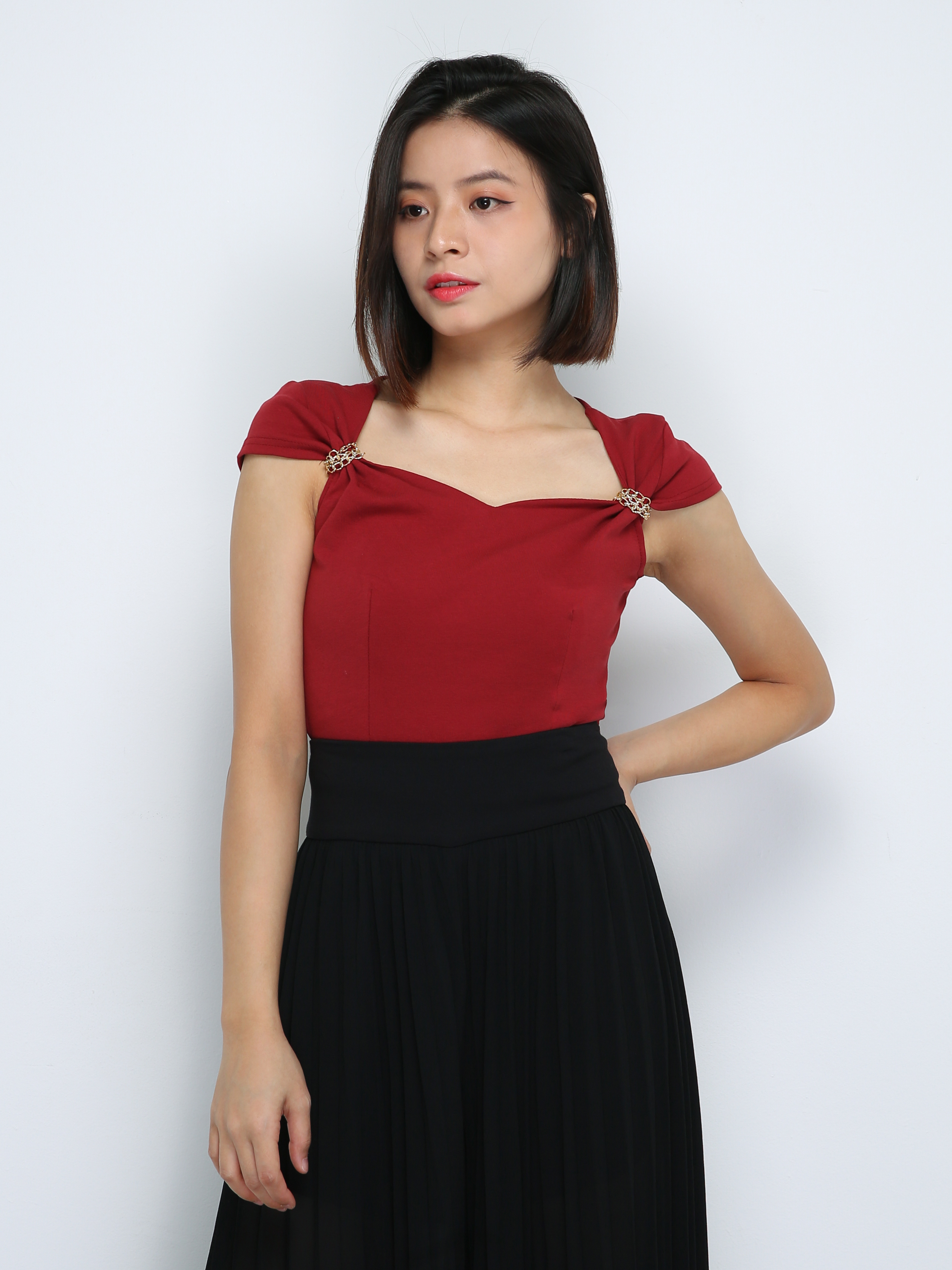 Sleeveless Sweetheart Neck Top 33989
