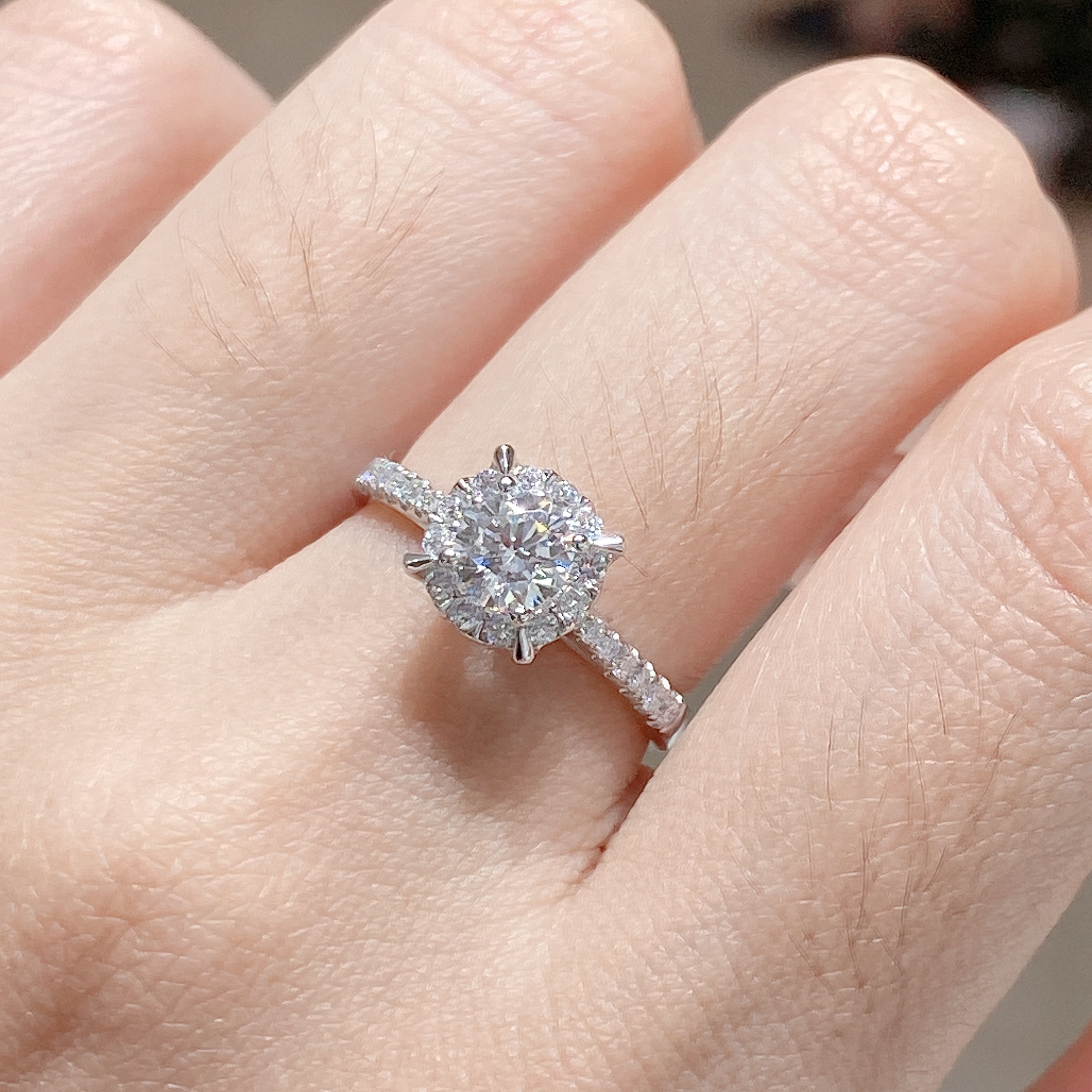 【ラボダイヤモンド】 K18 1カラット リング D VVS2 IGI認証 0004 KRKC