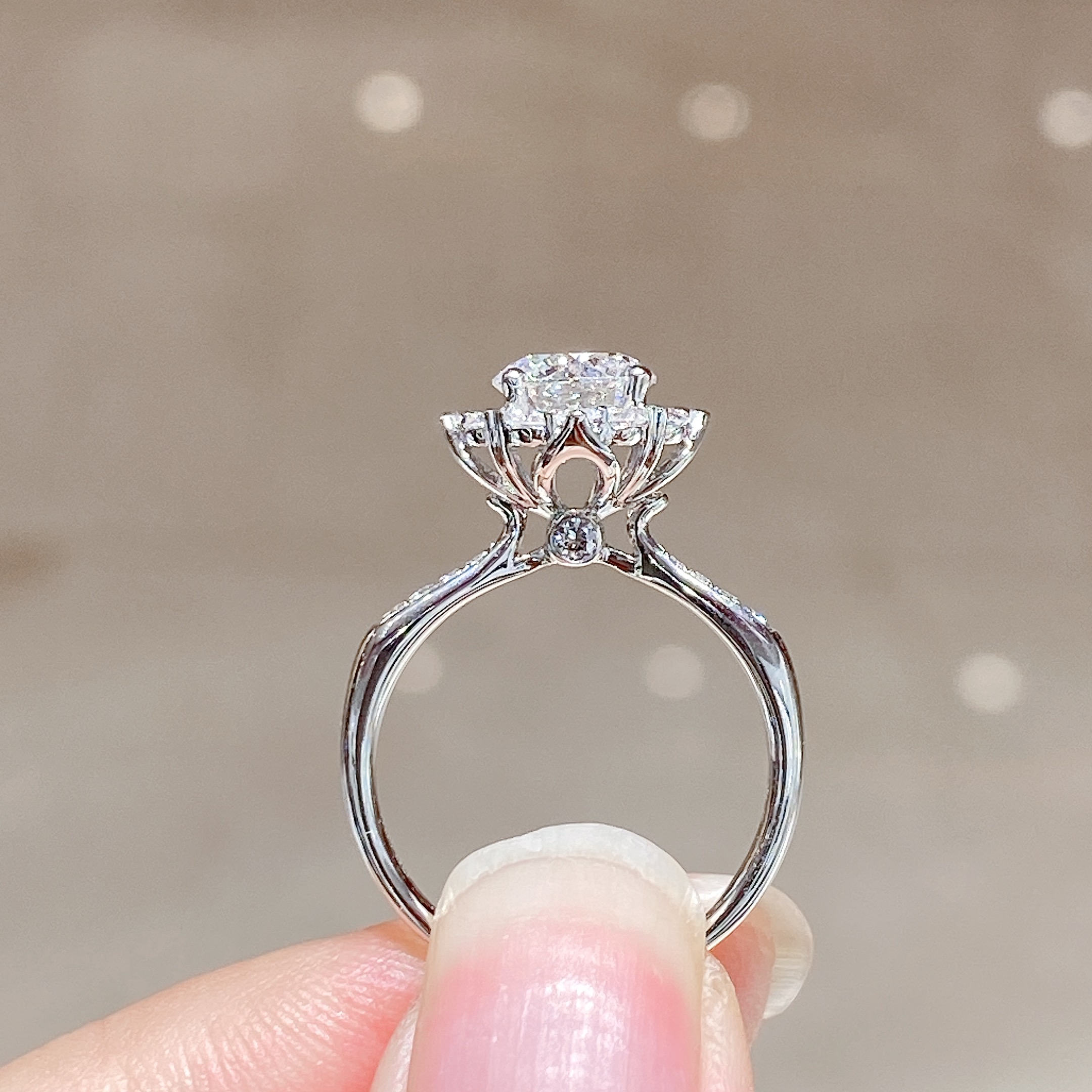 【ラボダイヤモンド】 K18 1カラット リング D VVS2 IGI認証 0008 KRKC