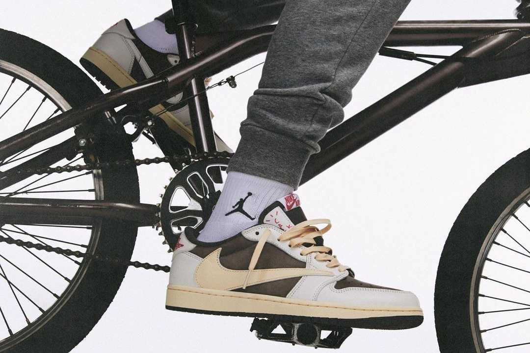 トラヴィス スコット×ナイキ エアジョーダン1 ロー リバースモカ トラヴィス スコット×ナイキ エアジョーダン1 ロー リバースモカ