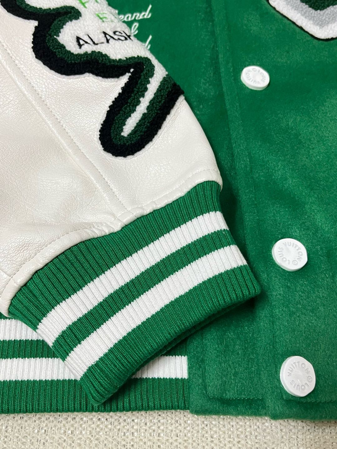 Louis Vuitton leather baseball jacke（1A98D3）