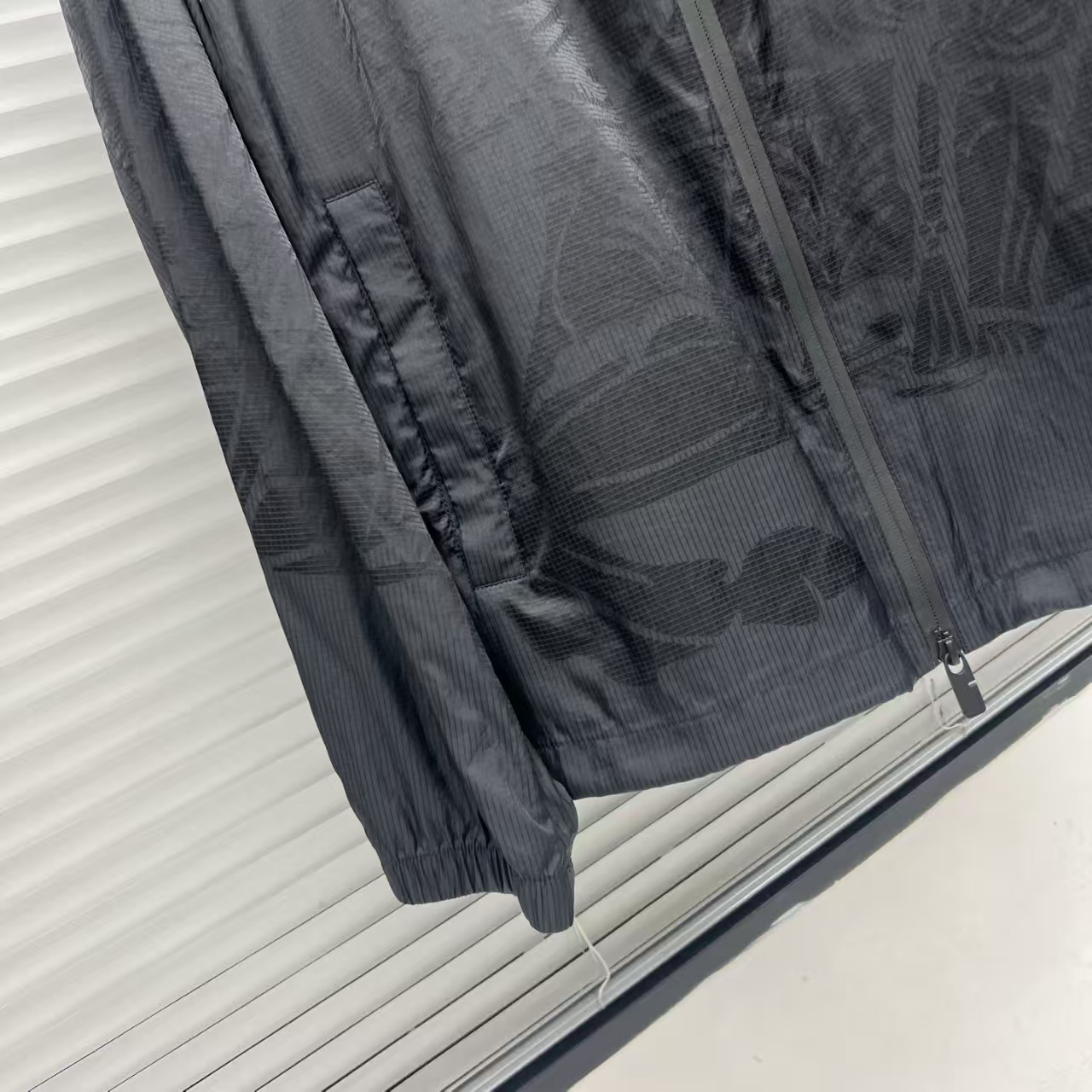 Burberry hooded printed zip-up jacket（BER2025002）
