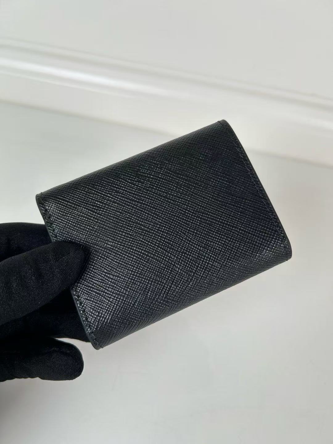 Prada Black Saffiano Triangle Wallet（2MH042_QHH_F0002）