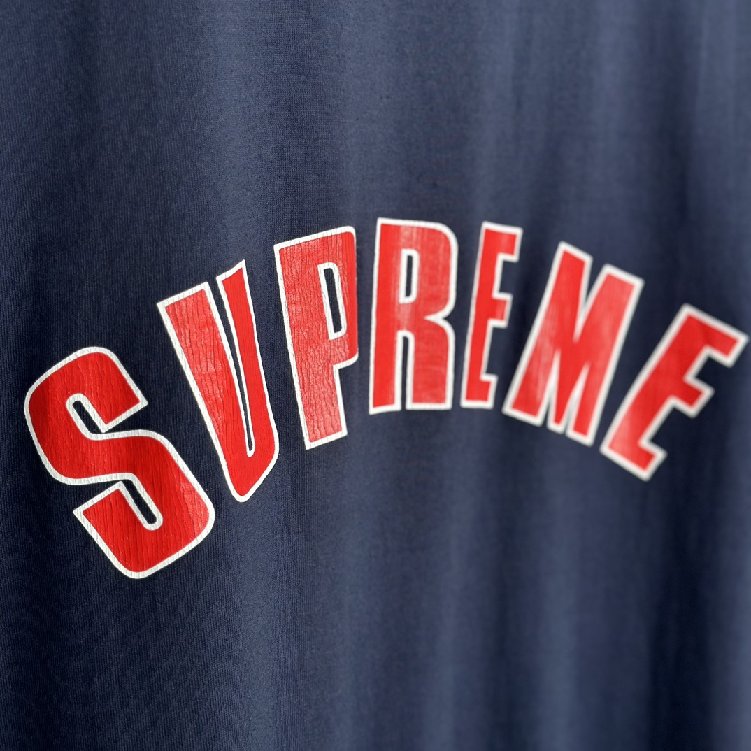 Supreme Cracked Arc S/S Top "Navy"（SUP-SS24-055-2）
