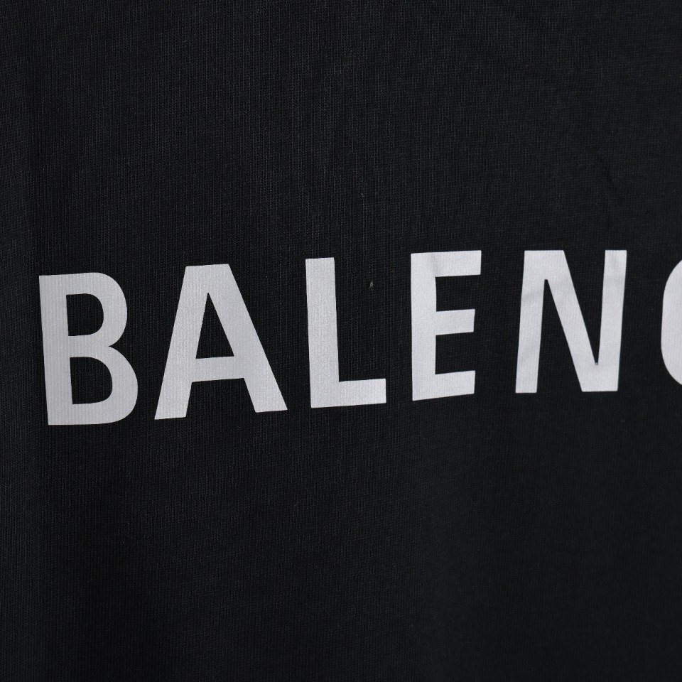 Balenciaga T-shirt with glowing letters on the back（124795）