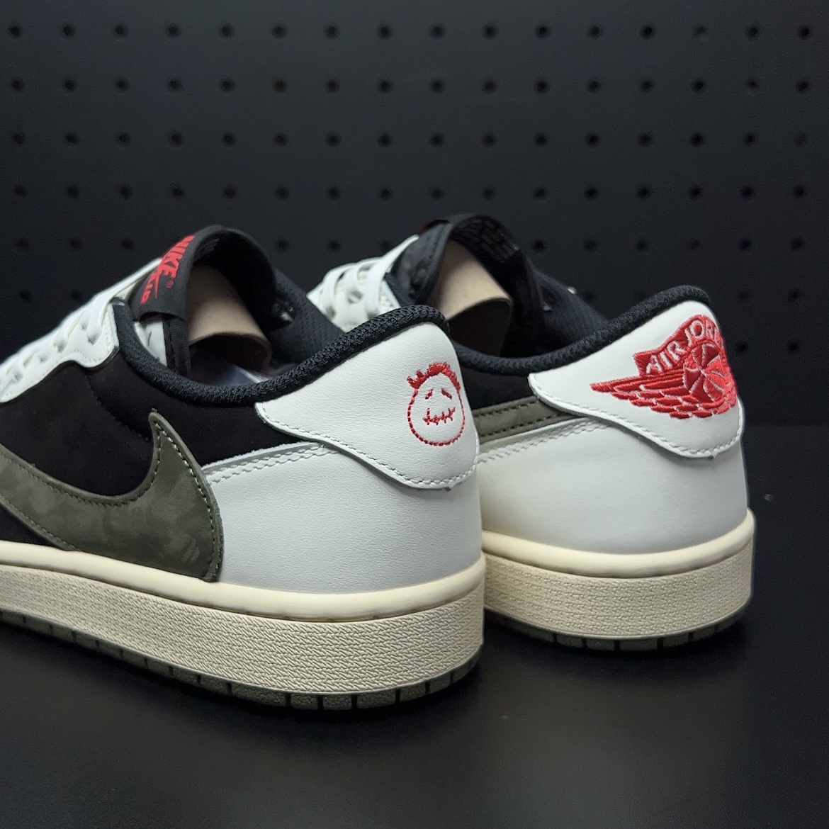 Travis Scott × Nike WMNS Air Jordan 1 Low OG "Medium Olive" (DZ4137-106)