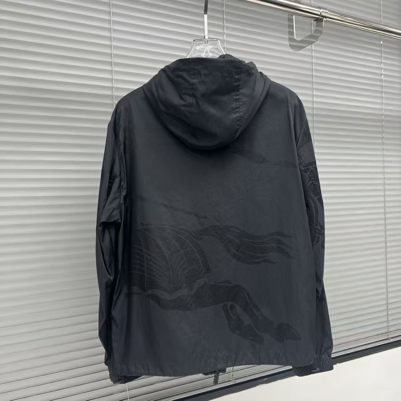 Burberry hooded printed zip-up jacket（BER2025002）