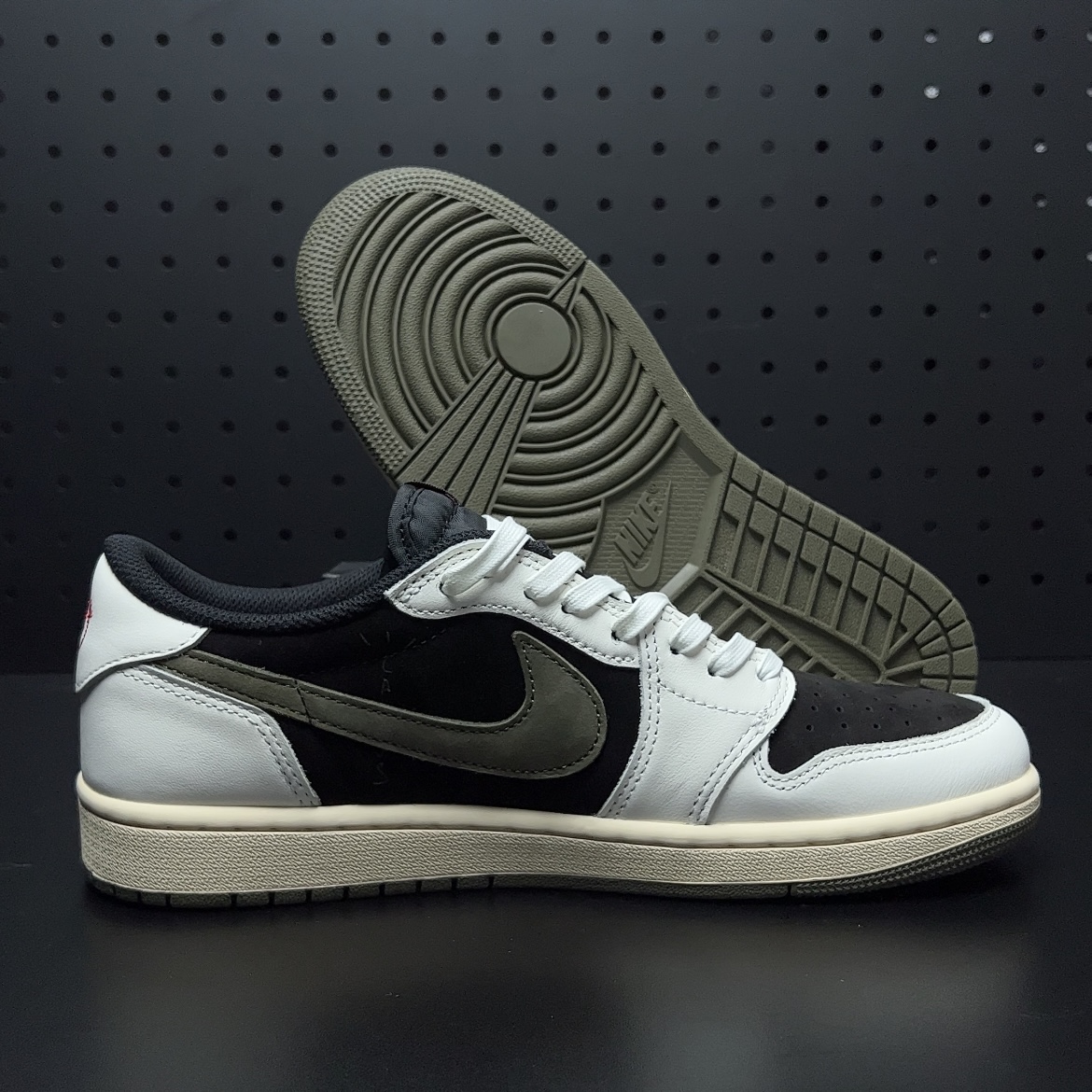 Travis Scott × Nike WMNS Air Jordan 1 Low OG "Medium Olive" (DZ4137-106)