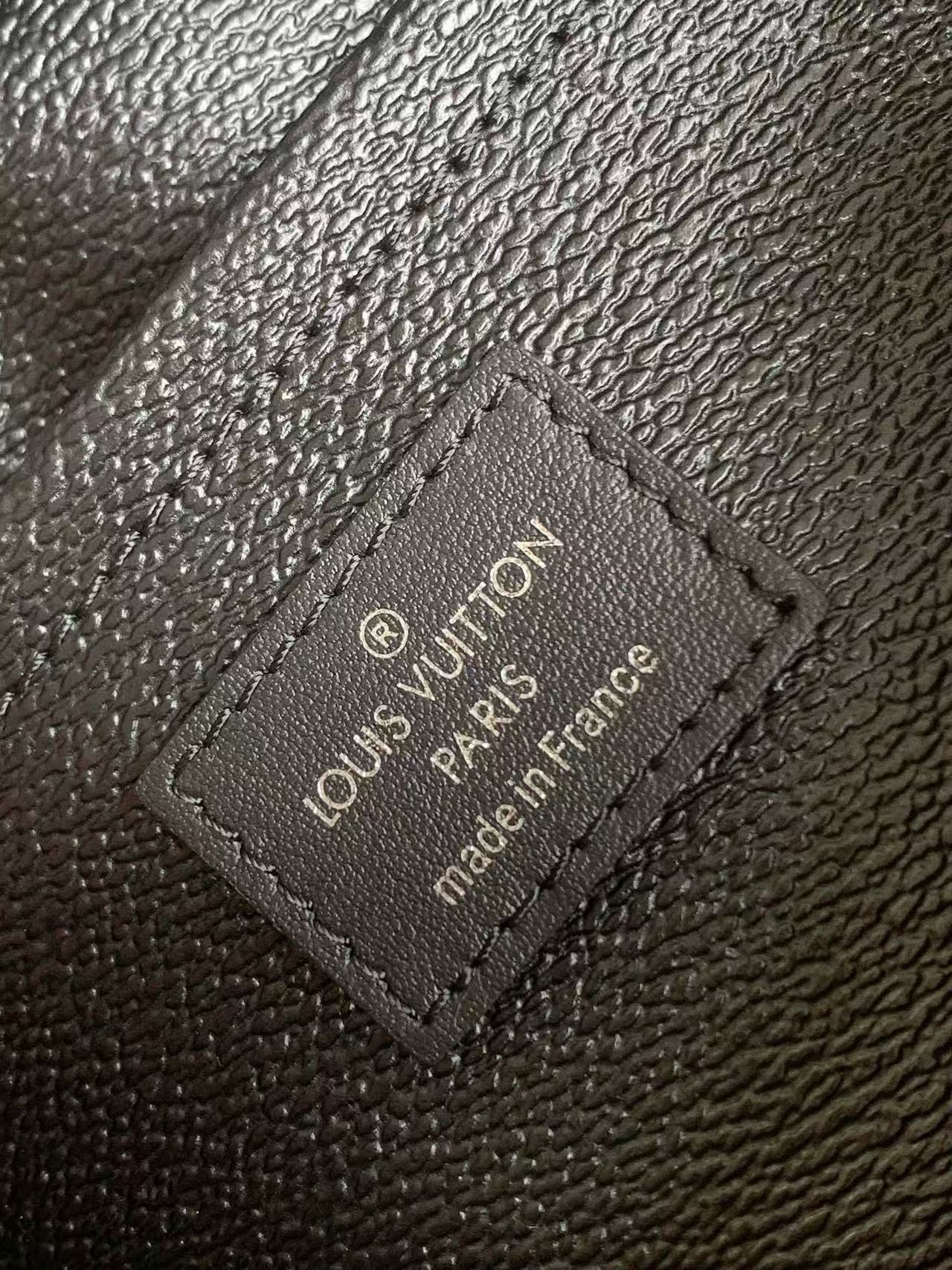 Louis Vuitton Locker Dopp Kit Monogram Eclipse (M83113）