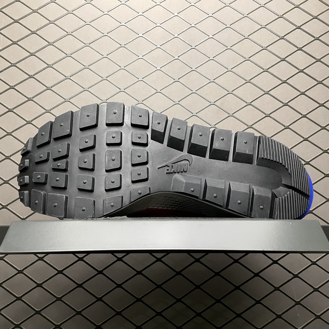 sacai × Nike Vapor Waffle "Royal Fuchsia"（CV1363-100）