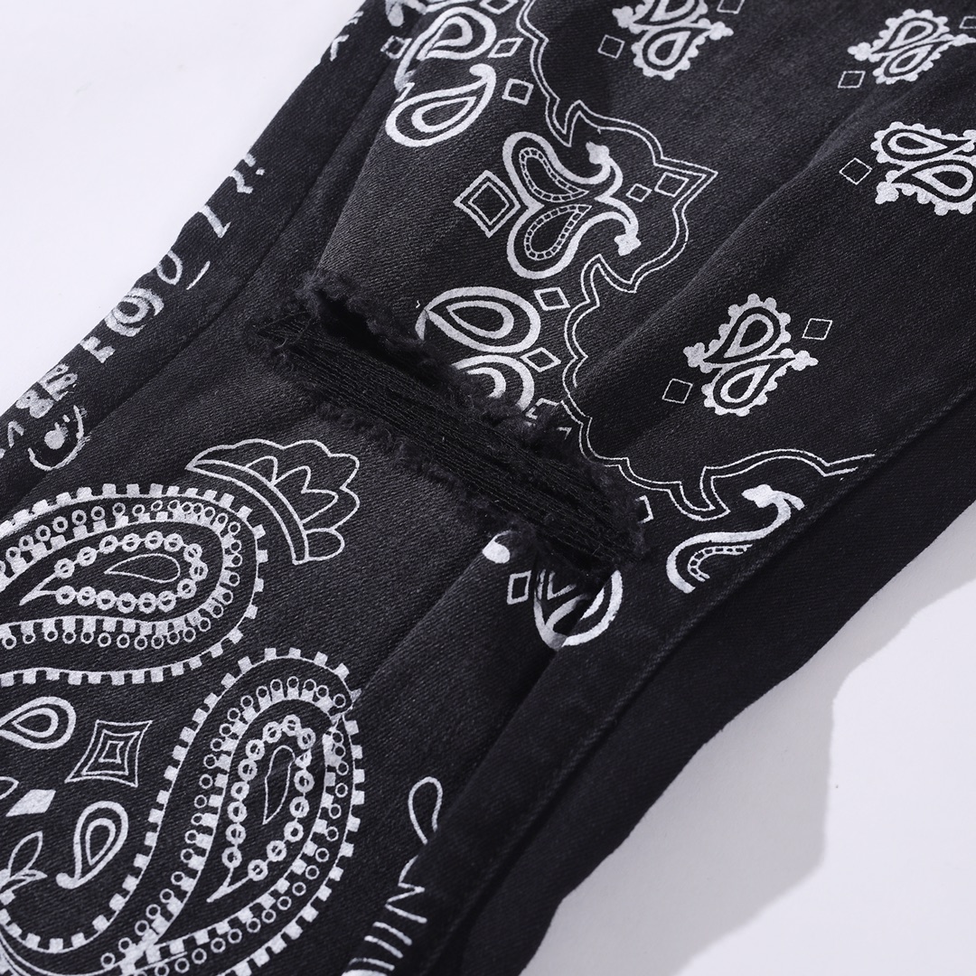 Amiri Skinny Jeans with Flocked BANDANA Motif  (MDS050-023）