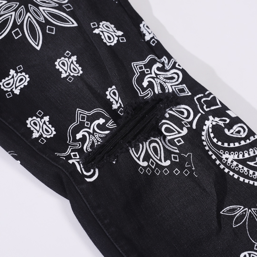 Amiri Skinny Jeans with Flocked BANDANA Motif  (MDS050-023）