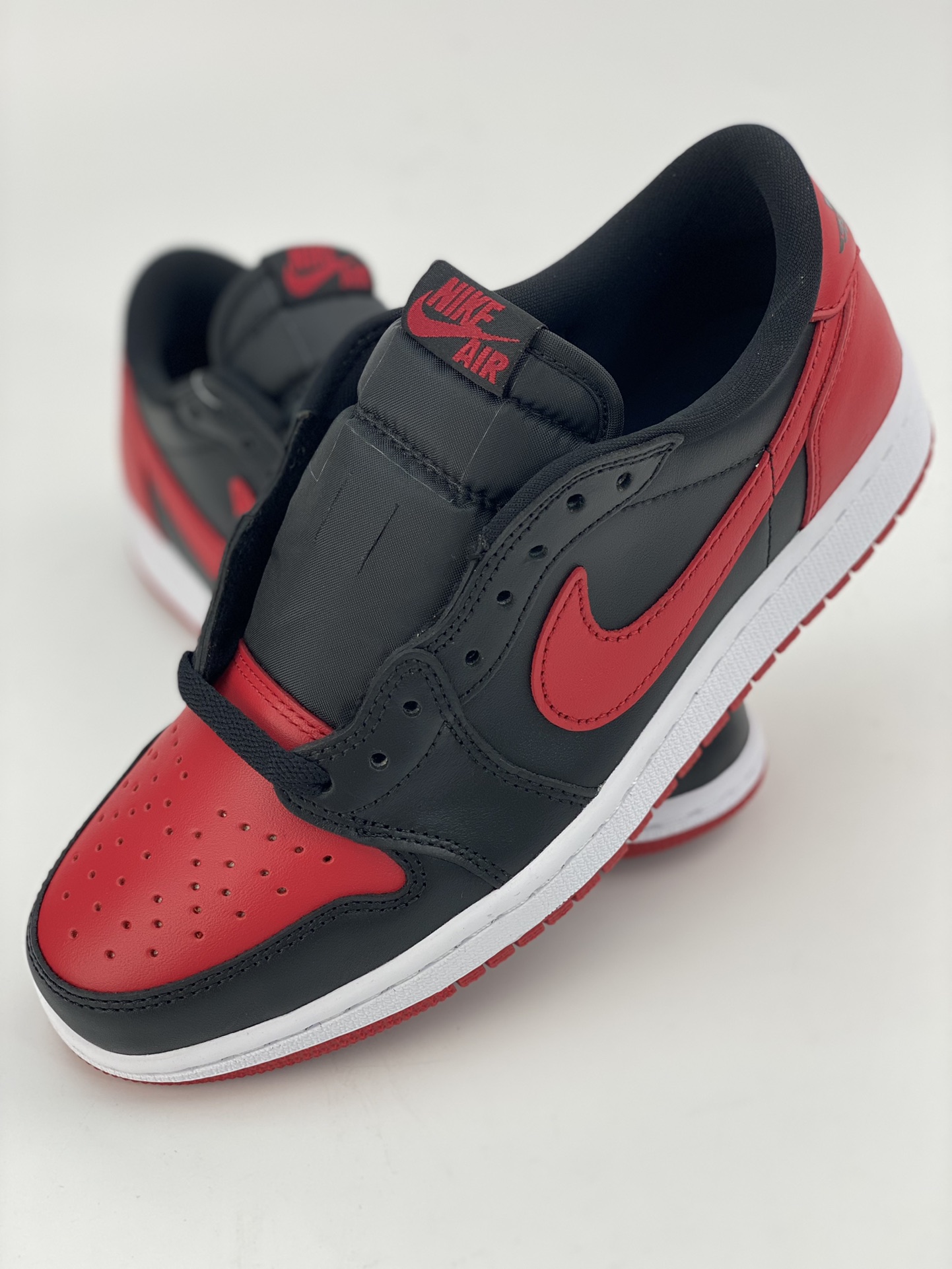 NIKE AIR JORDAN 1 RETRO LOW BRED (2015) (705329-001)