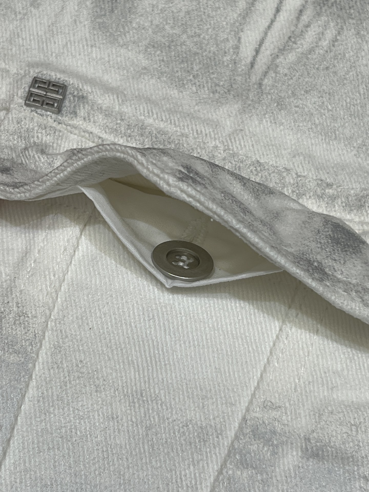 Givenchy Oversized sleeveless jacket in denim in - grey/white（BM012A5Y4U-069）