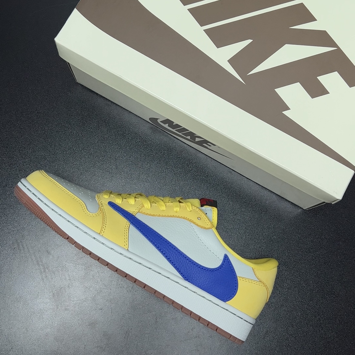 Travis Scott × Nike WMNS Air Jordan 1 Low OG "Canary" (DZ4137-700 )