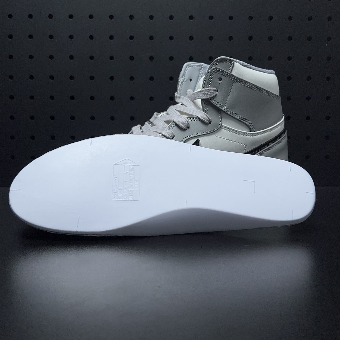 Dior × Nike Air Jordan 1 High OG "DIOR" (CN8607-002)