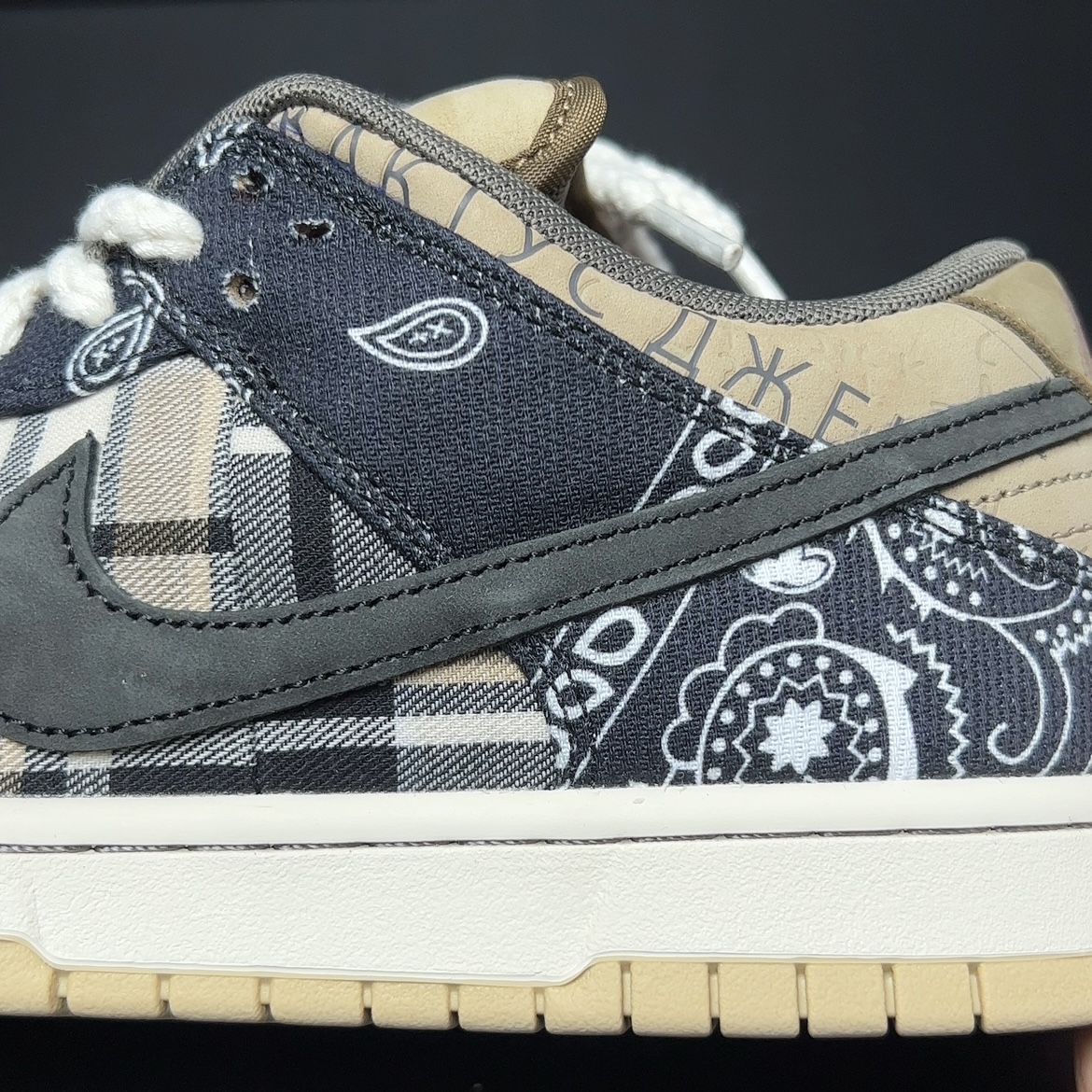 Travis Scott × Nike SB Dunk Low (CT5053-001)