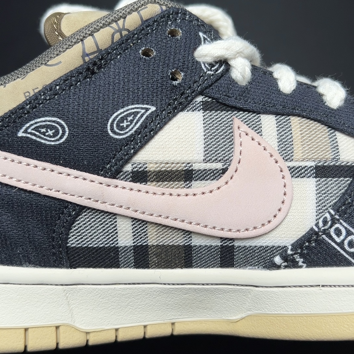 Travis Scott × Nike SB Dunk Low (CT5053-001)
