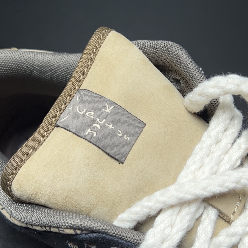 Travis Scott × Nike SB Dunk Low (CT5053-001)