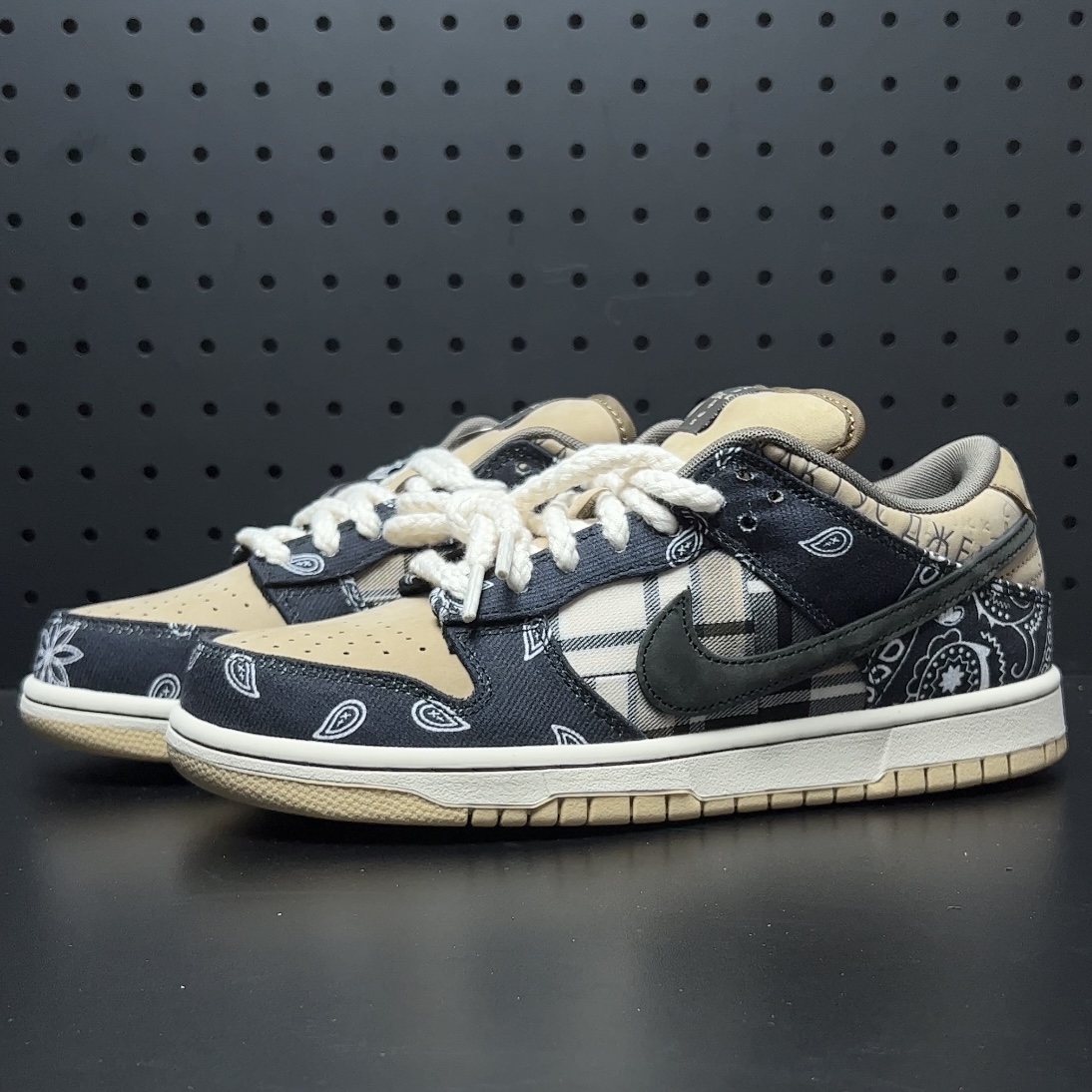 Travis Scott × Nike SB Dunk Low (CT5053-001)