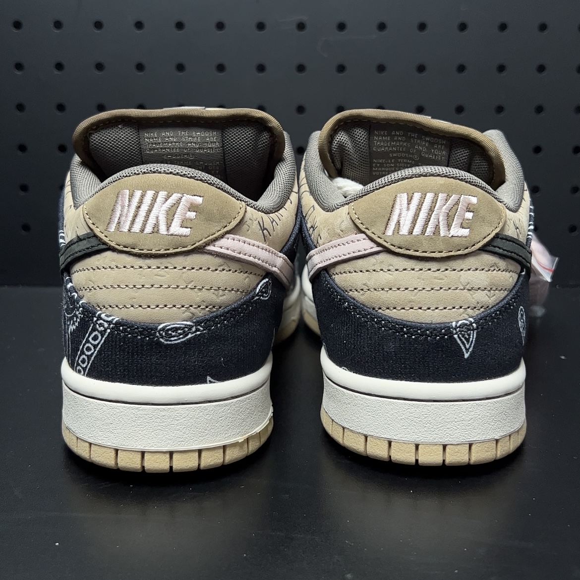 Travis Scott × Nike SB Dunk Low (CT5053-001)