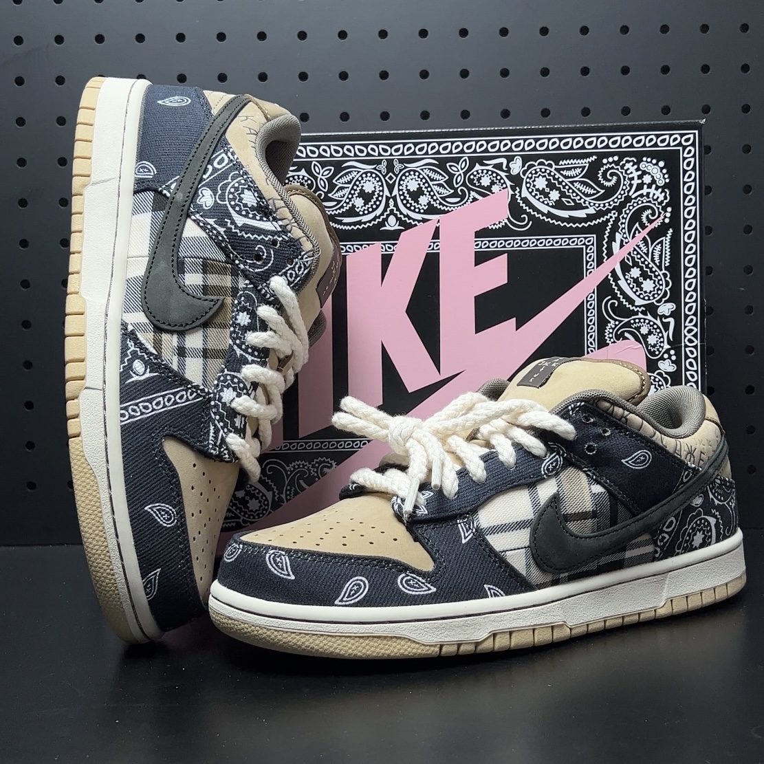 Travis Scott × Nike SB Dunk Low (CT5053-001)