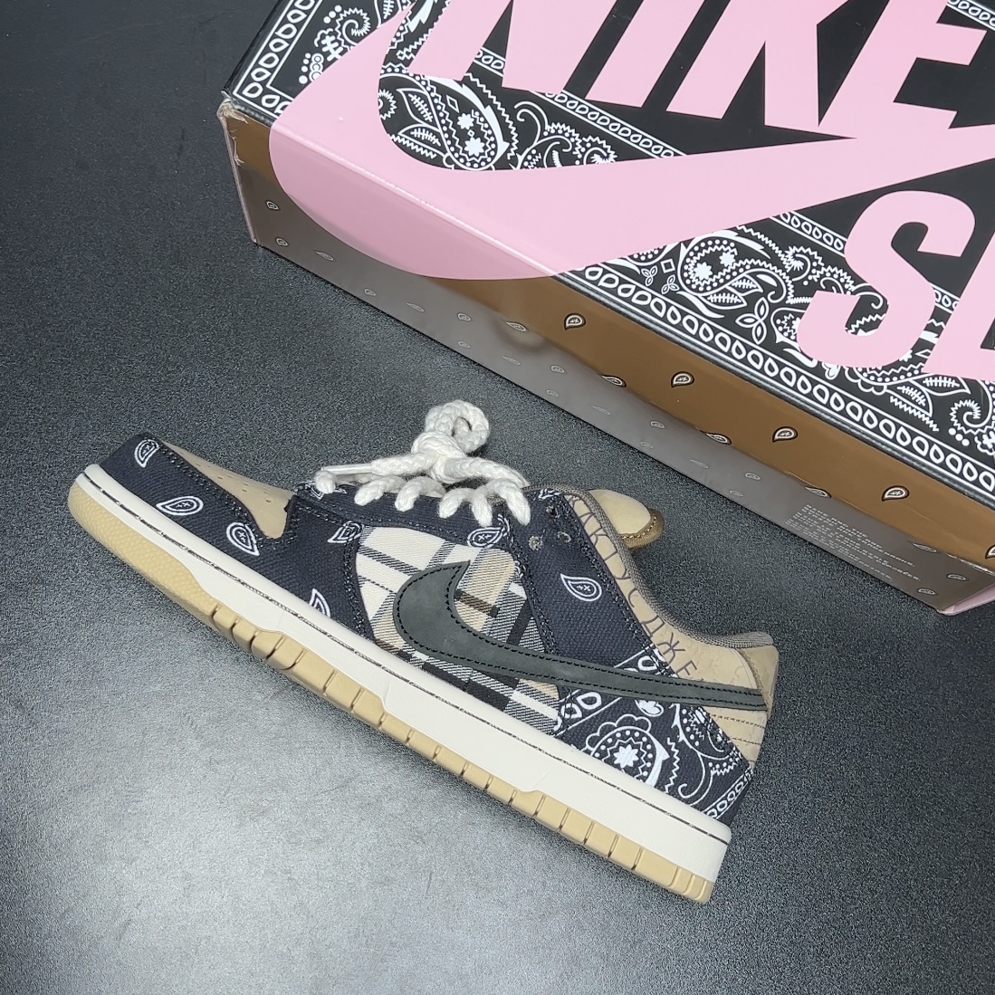Travis Scott × Nike SB Dunk Low (CT5053-001)