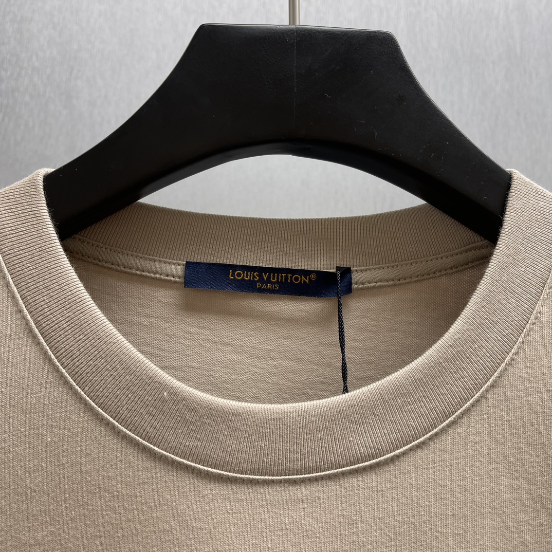 Louis Vuitton Embellished Graphic Cotton T-Shirt（1AHCKT)