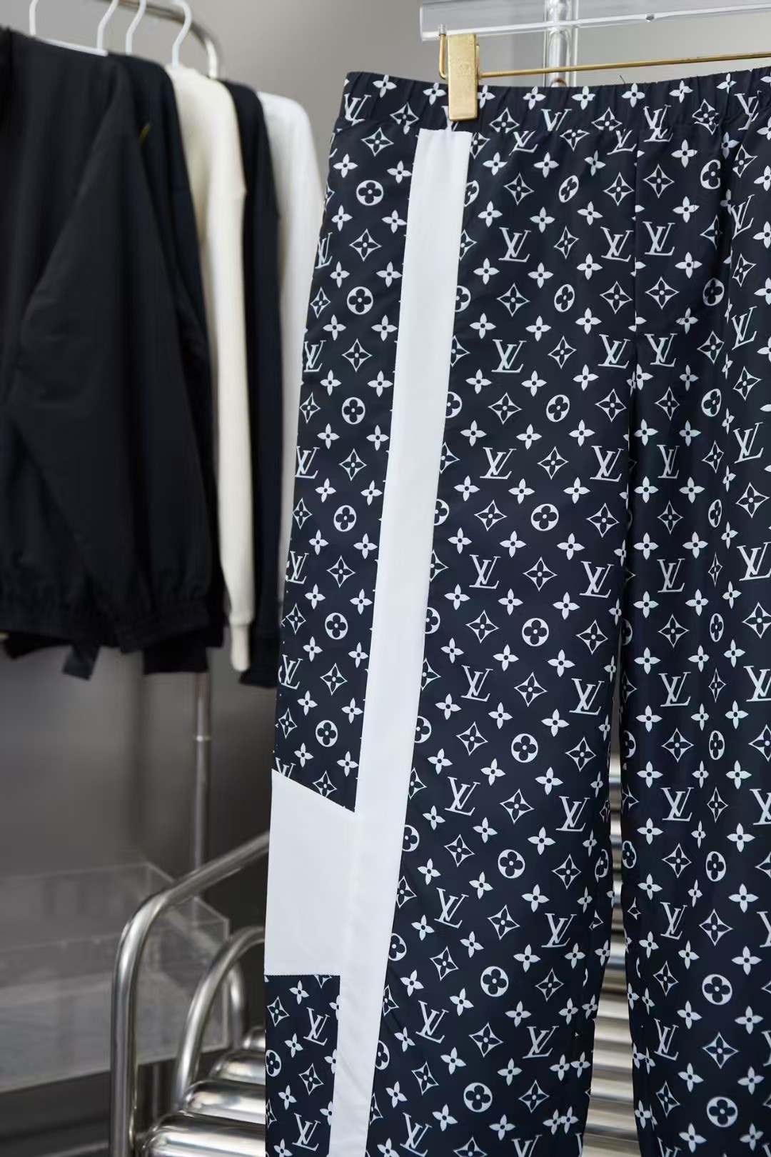 Louis Vuitton  Monogram print technical track pants（1AFWQD）