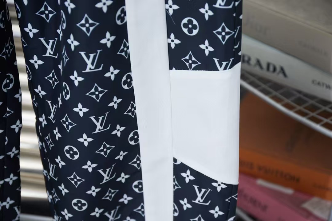 Louis Vuitton  Monogram print technical track pants（1AFWQD）