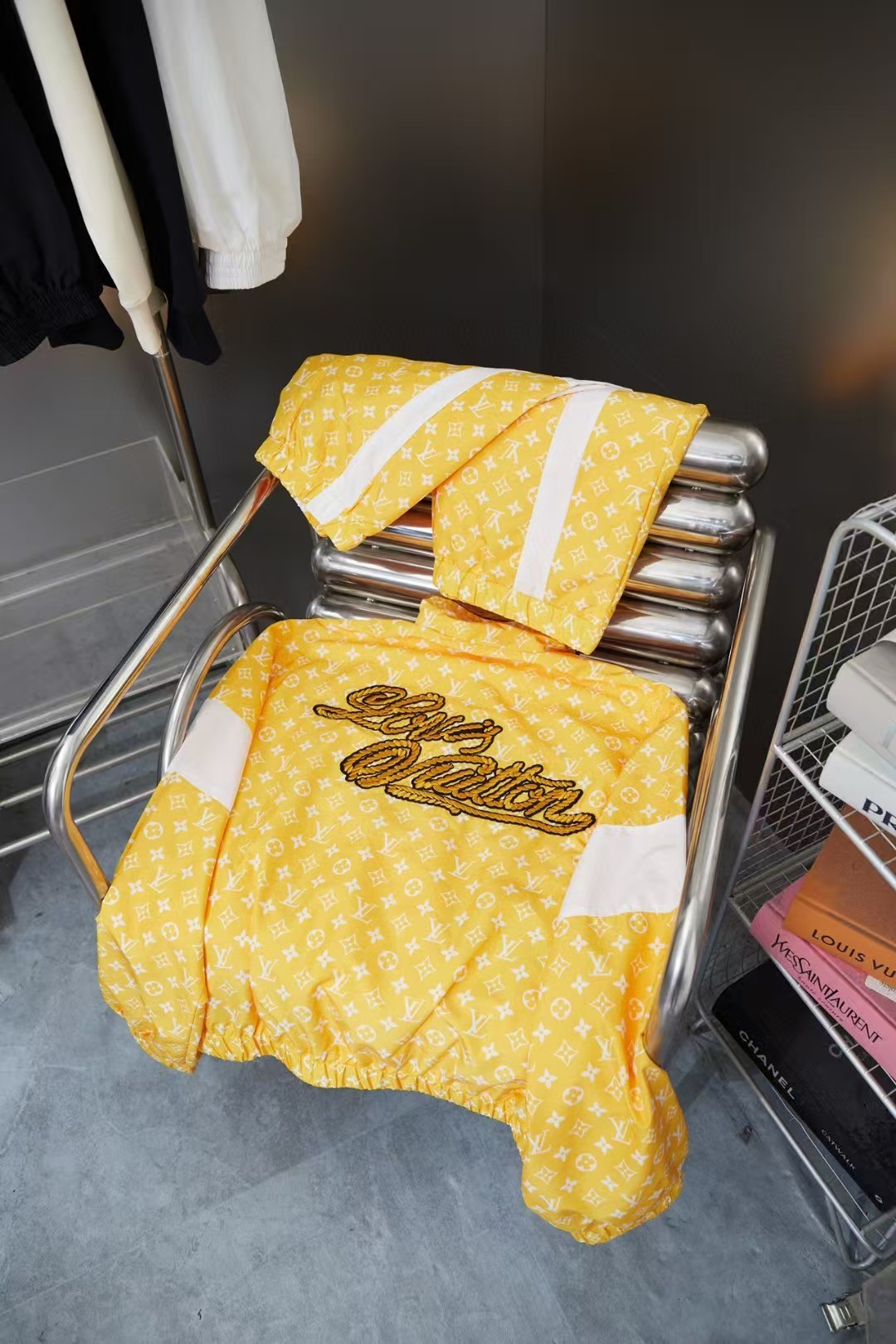 Louis Vuitton Monogram print technical fabric sports top（1AFWJL）