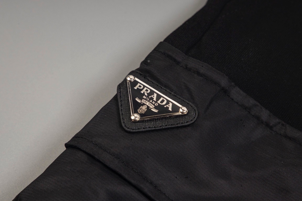 PRADA Triangle-Logo Straight Leg Shorts（UJP229-11JE-F0806-S-OOO）