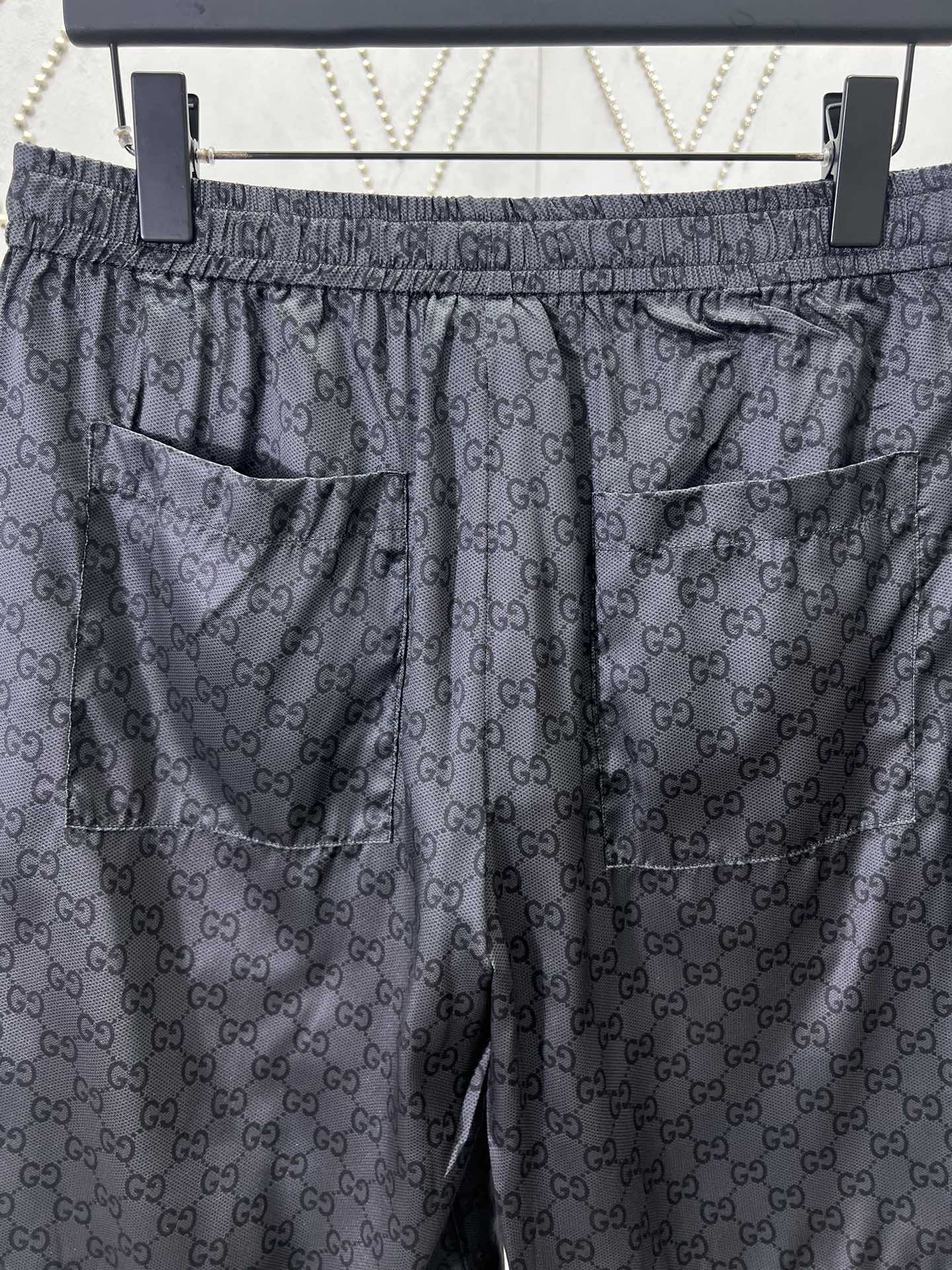 GUCCI Printed silk twill shorts in grey and black（810782-ZATBI-1016）