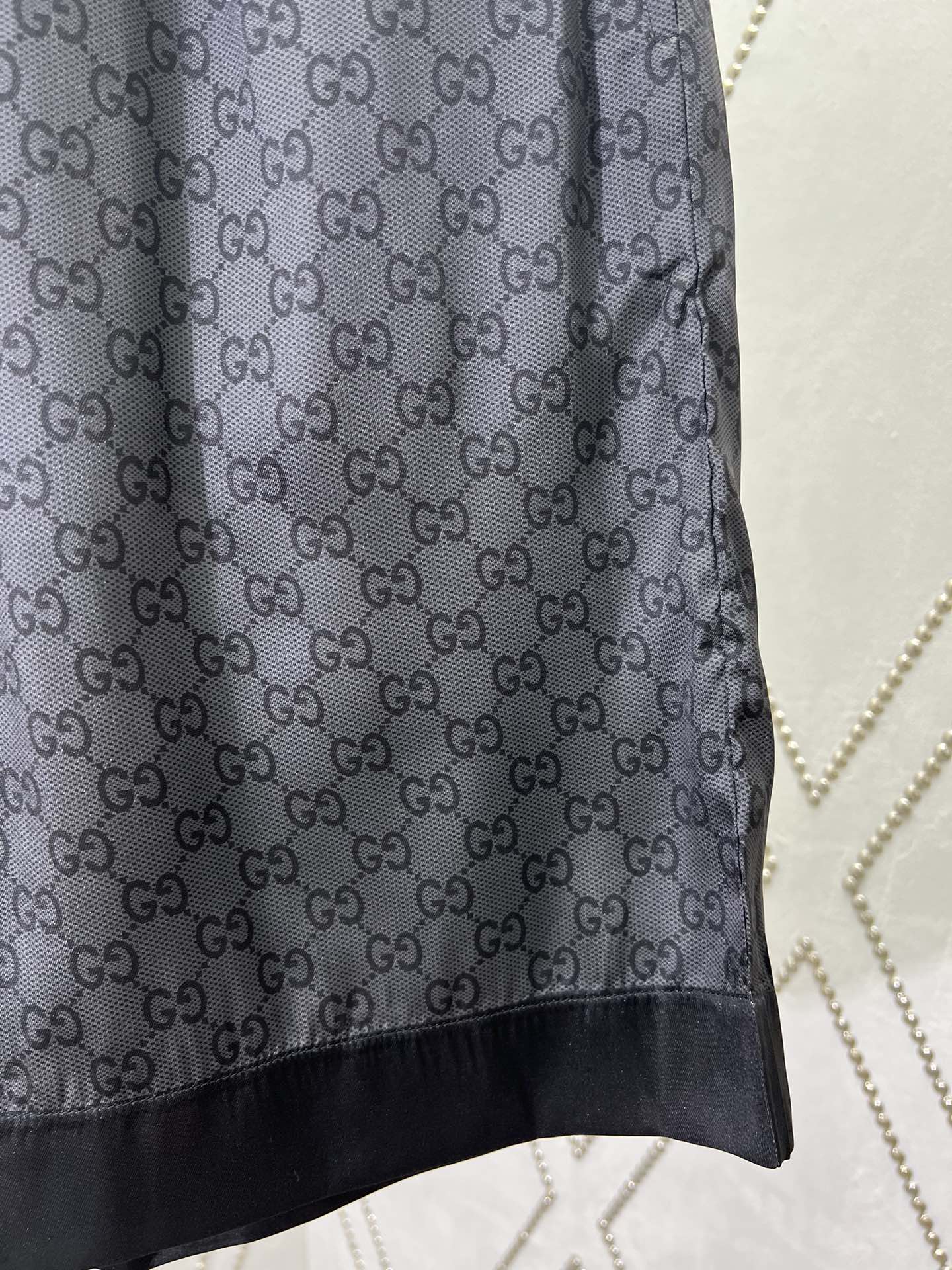 GUCCI Printed silk twill shorts in grey and black（810782-ZATBI-1016）