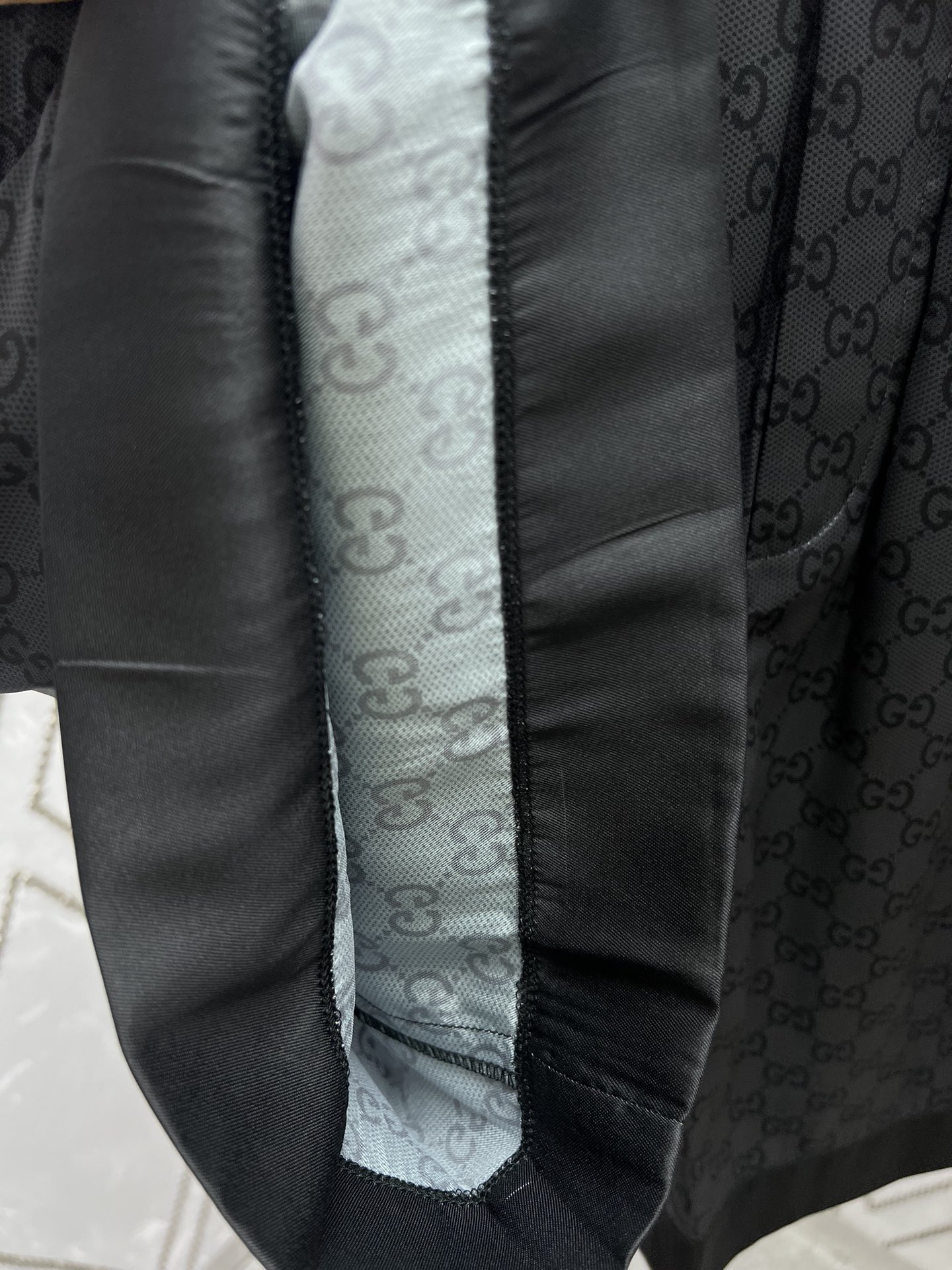 GUCCI Printed silk twill shorts in grey and black（810782-ZATBI-1016）