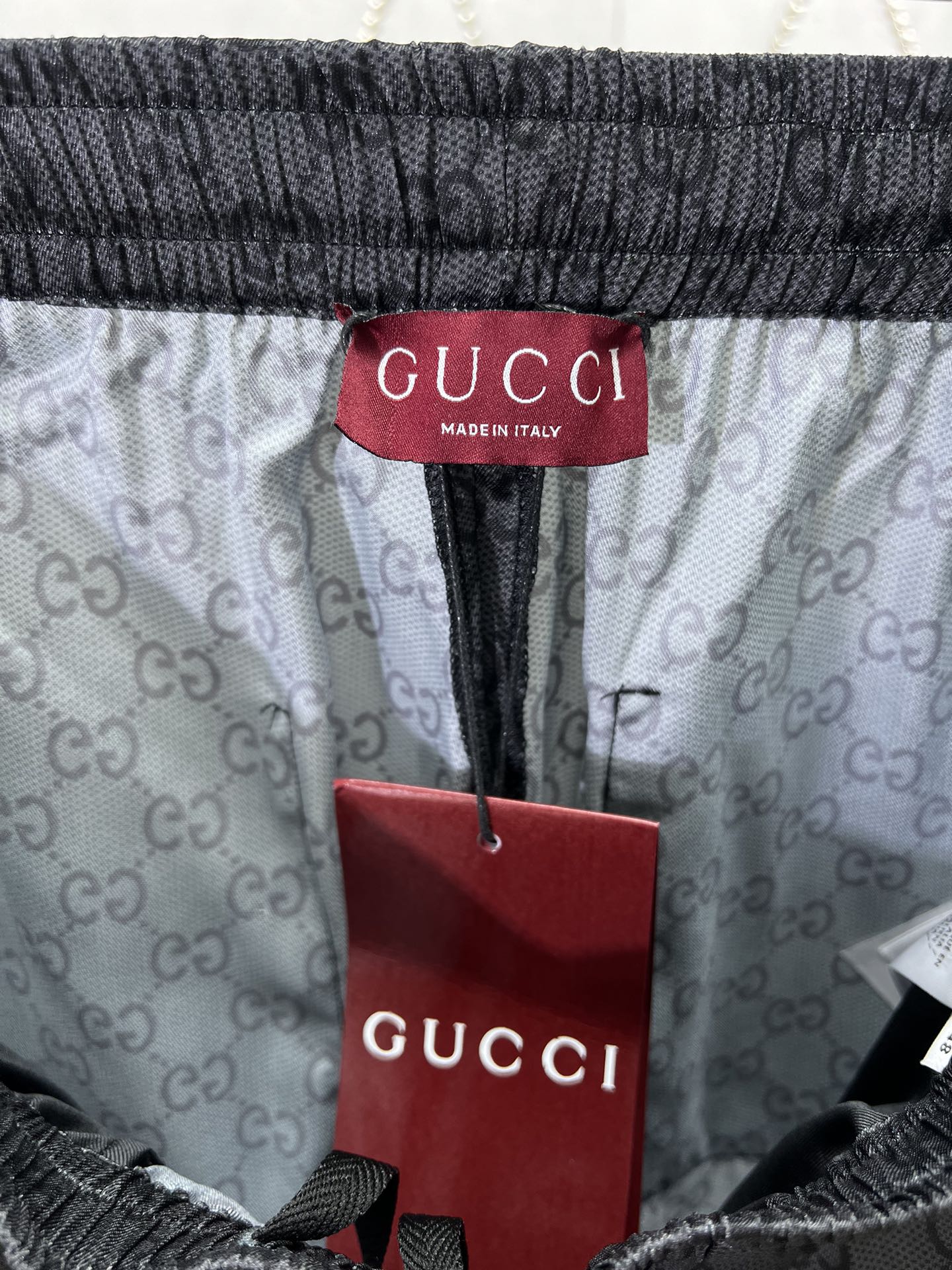 GUCCI Printed silk twill shorts in grey and black（810782-ZATBI-1016）