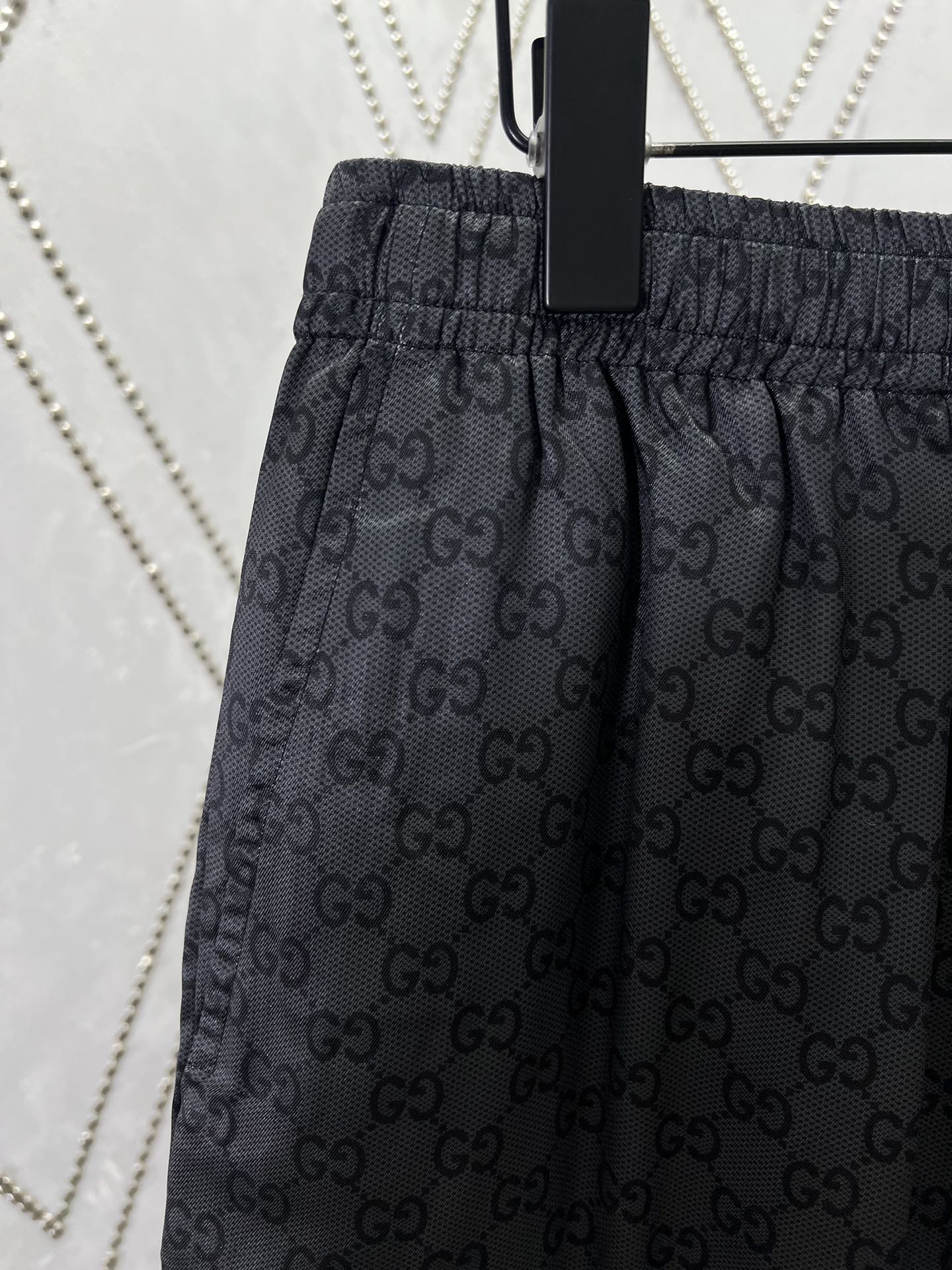 GUCCI Printed silk twill shorts in grey and black（810782-ZATBI-1016）
