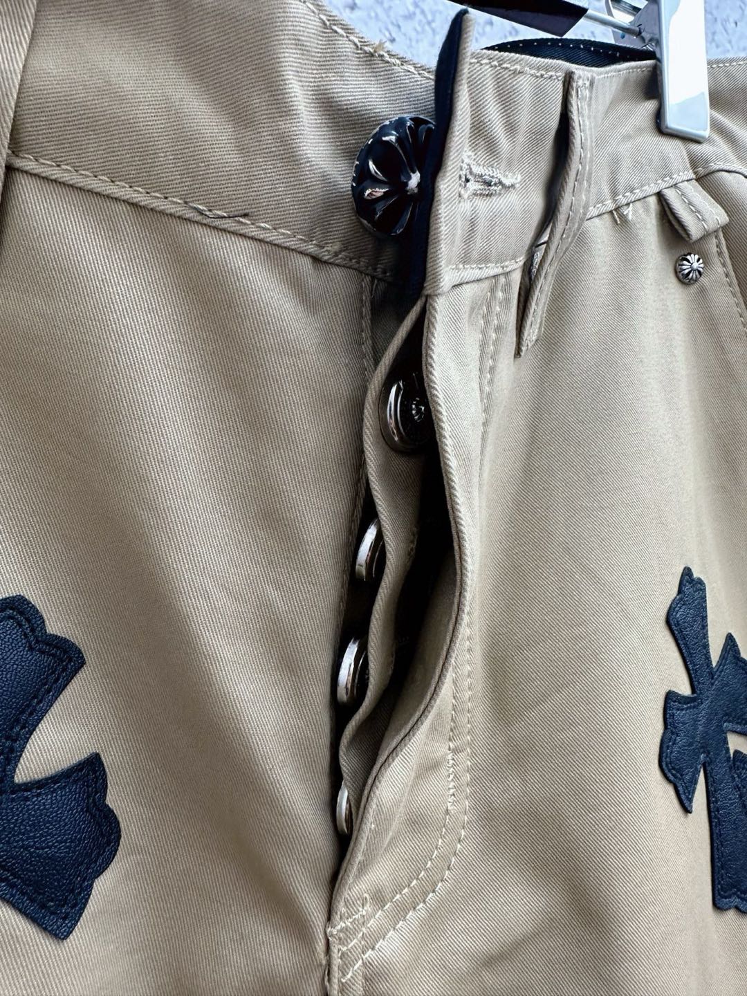 CHROME HEARTS CHINOS CEM CRS PTCH CROSS-PATCH LEATHER-TWILL PANTS (CH-032175088）