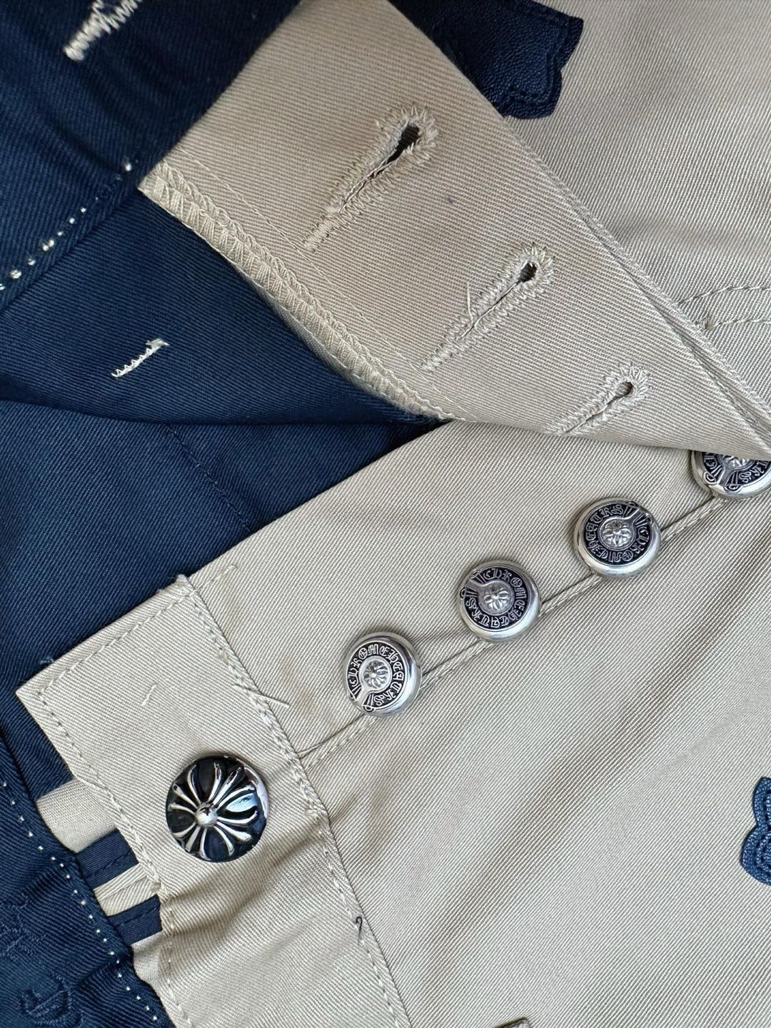 CHROME HEARTS CHINOS CEM CRS PTCH CROSS-PATCH LEATHER-TWILL PANTS (CH-032175088）