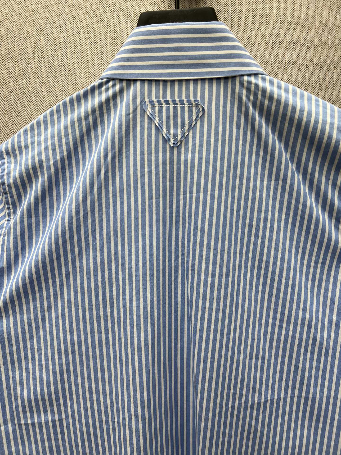 PRADA Sapphire Blue Embroidered Stripe Poplin Shirt（P471HR-155U-F0013）