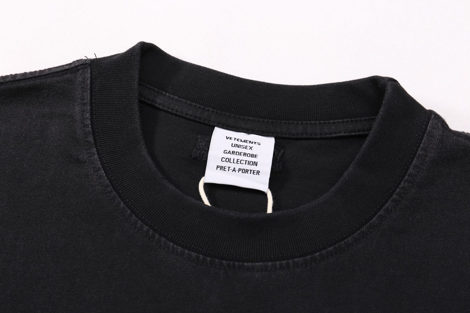 VETEMENTS Graphic Print Long Sleeve T-Shirt (UA66LS610BW-BLACK）