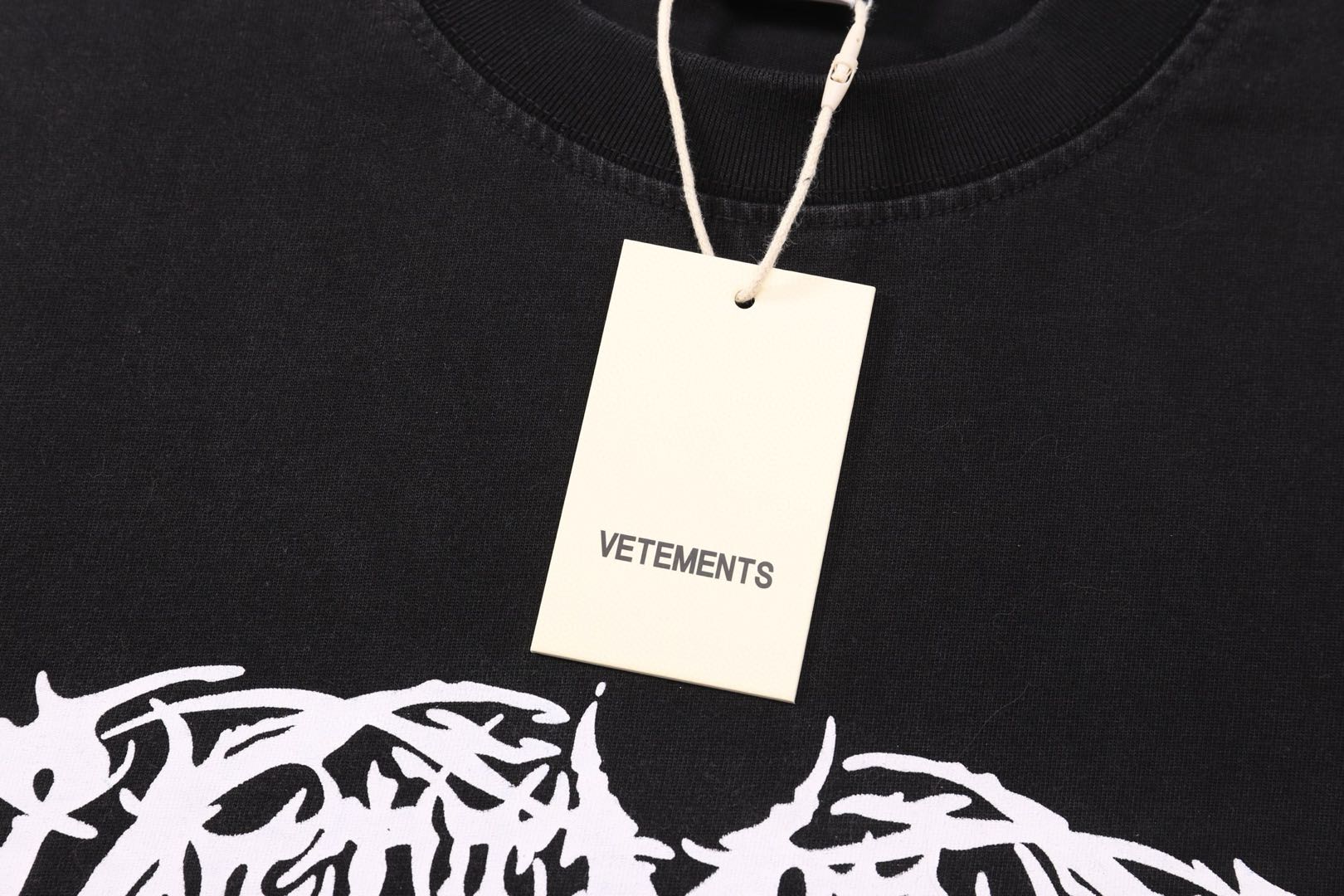 VETEMENTS Graphic Print Long Sleeve T-Shirt (UA66LS610BW-BLACK）